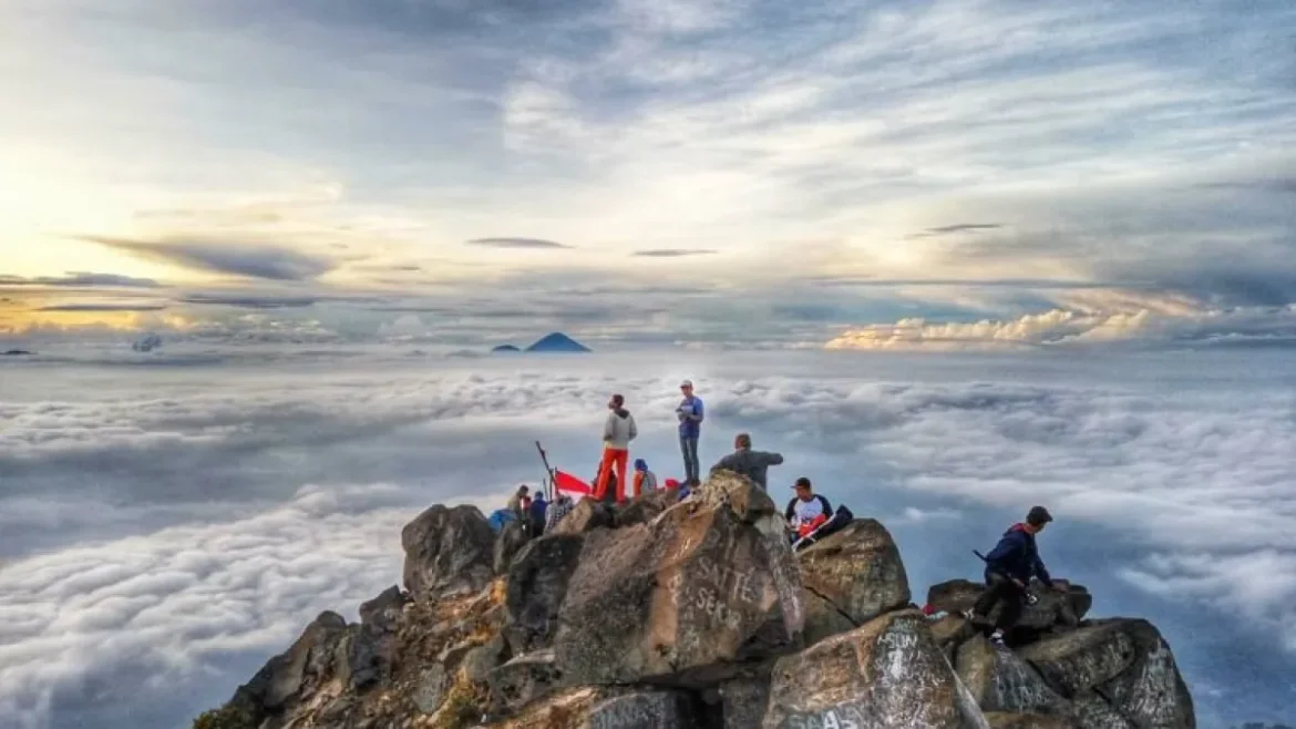 Panduan Mendaki Tinggi: Persiapan, Tips, dan Teknik untuk Menghadapi Pendakian di Ketinggian yang Ekstrem