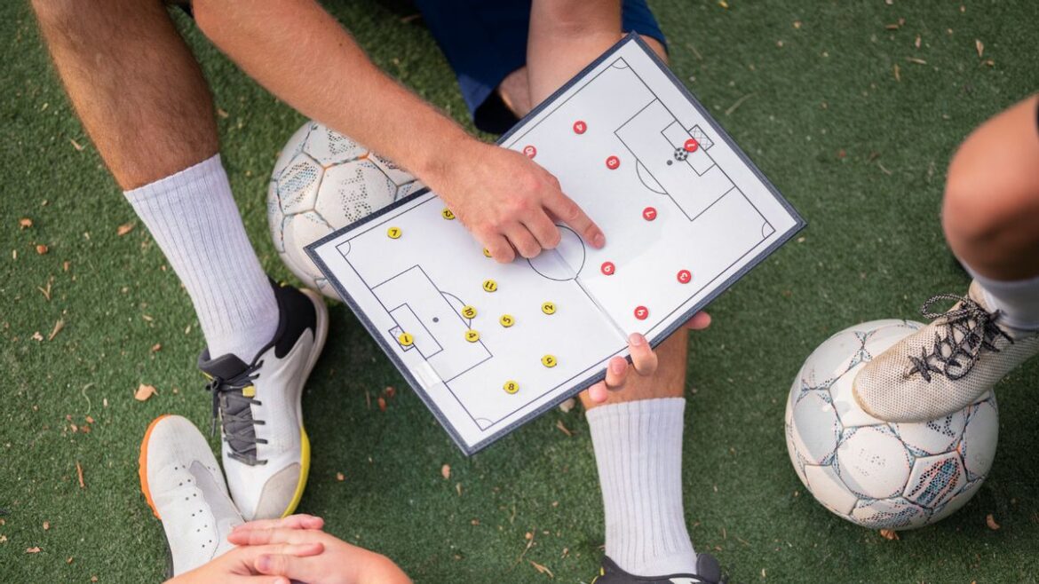 Strategi Tim dalam Pertandingan: Analisis Pola Taktik, Kerja Sama, dan Perencanaan Mental untuk Mencapai Kemenangan melalui Kolaborasi Efektif, Disiplin, dan Adaptasi terhadap Situasi Permainan yang Dinamis